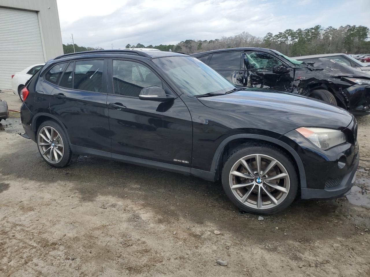 Photo 3 VIN: WBAVM1C56FV317927 - BMW X1 