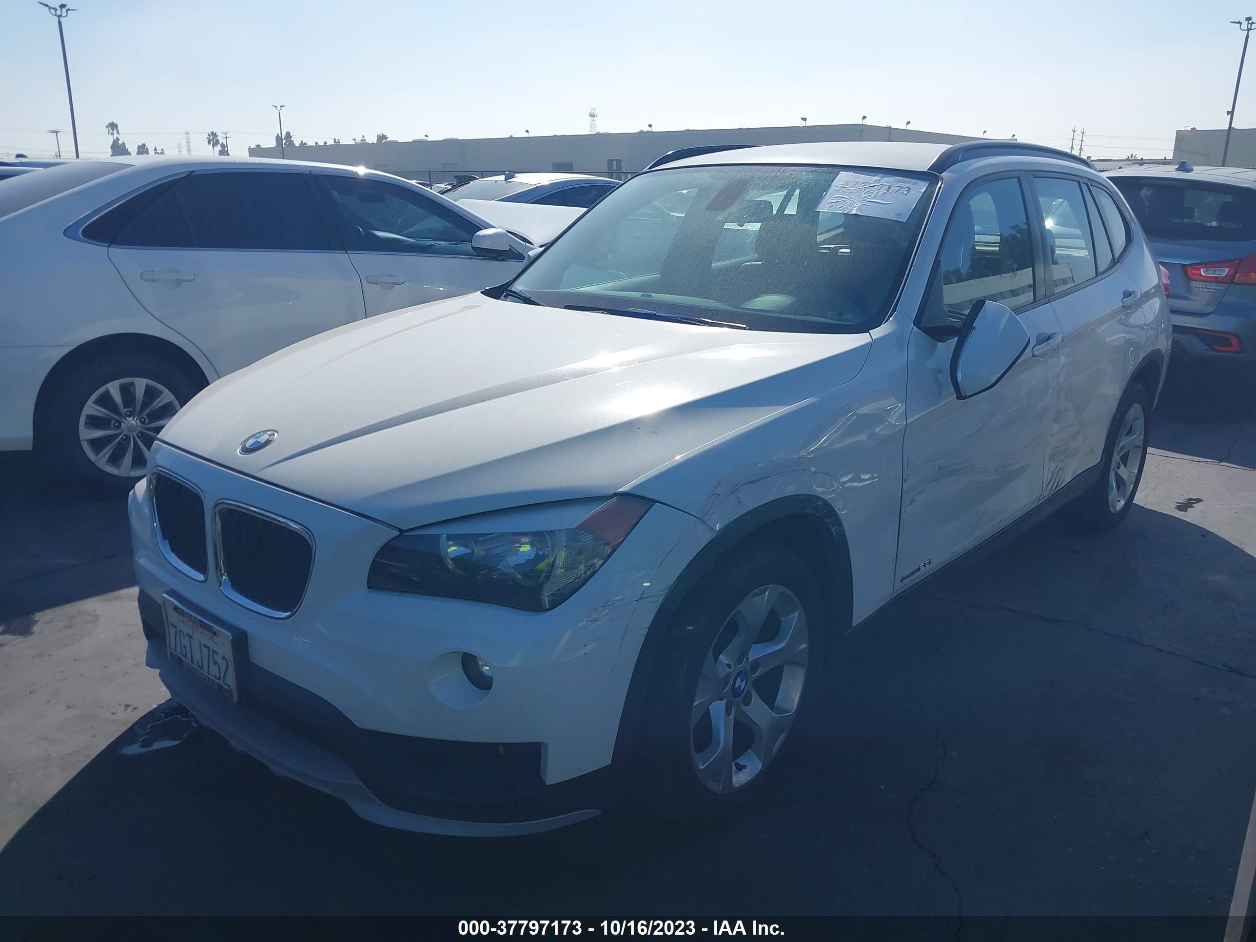 Photo 1 VIN: WBAVM1C57FV316043 - BMW X1 