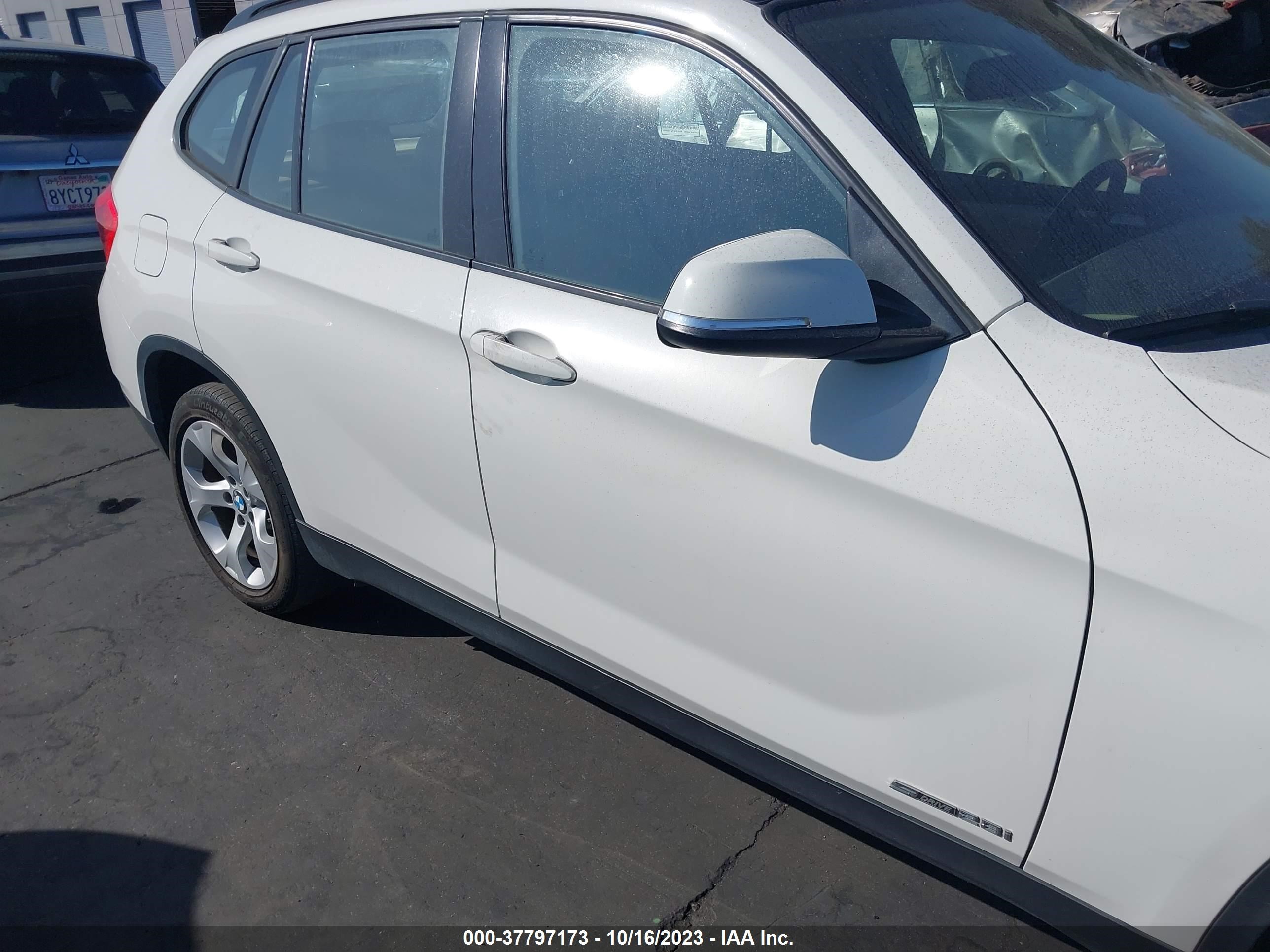 Photo 12 VIN: WBAVM1C57FV316043 - BMW X1 