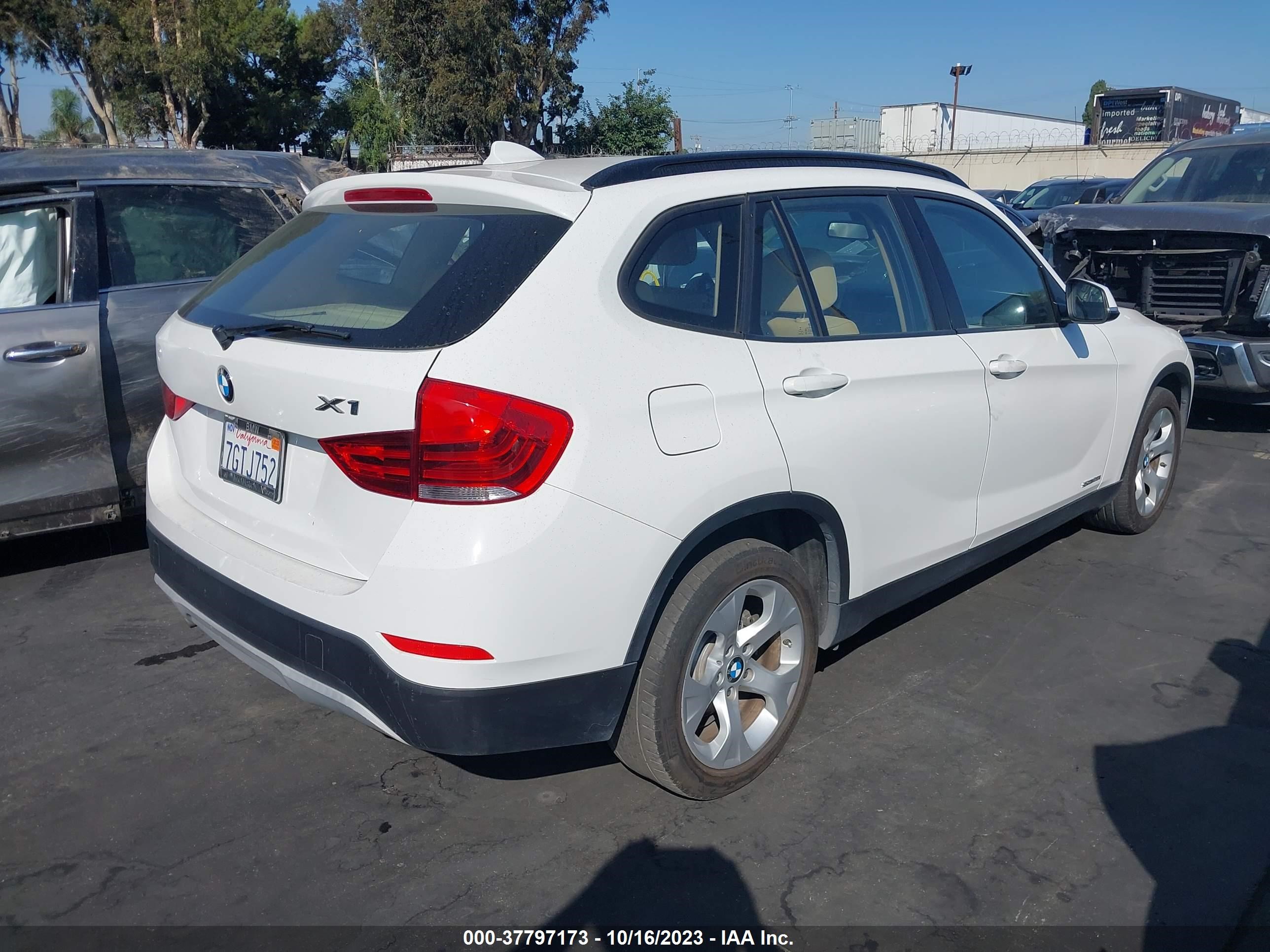 Photo 3 VIN: WBAVM1C57FV316043 - BMW X1 