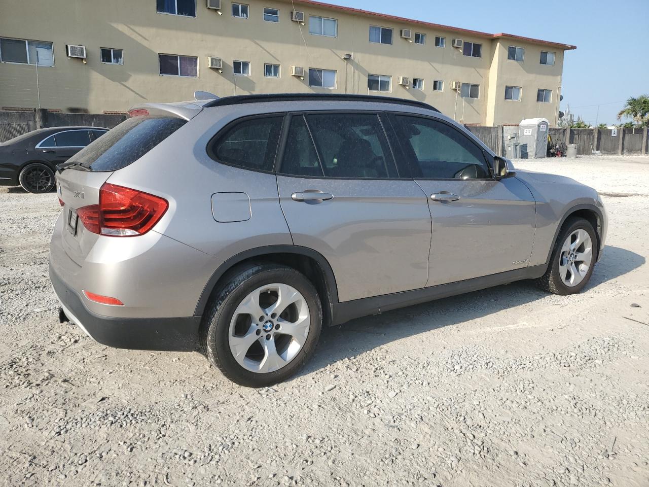 Photo 2 VIN: WBAVM1C58FV498979 - BMW X1 