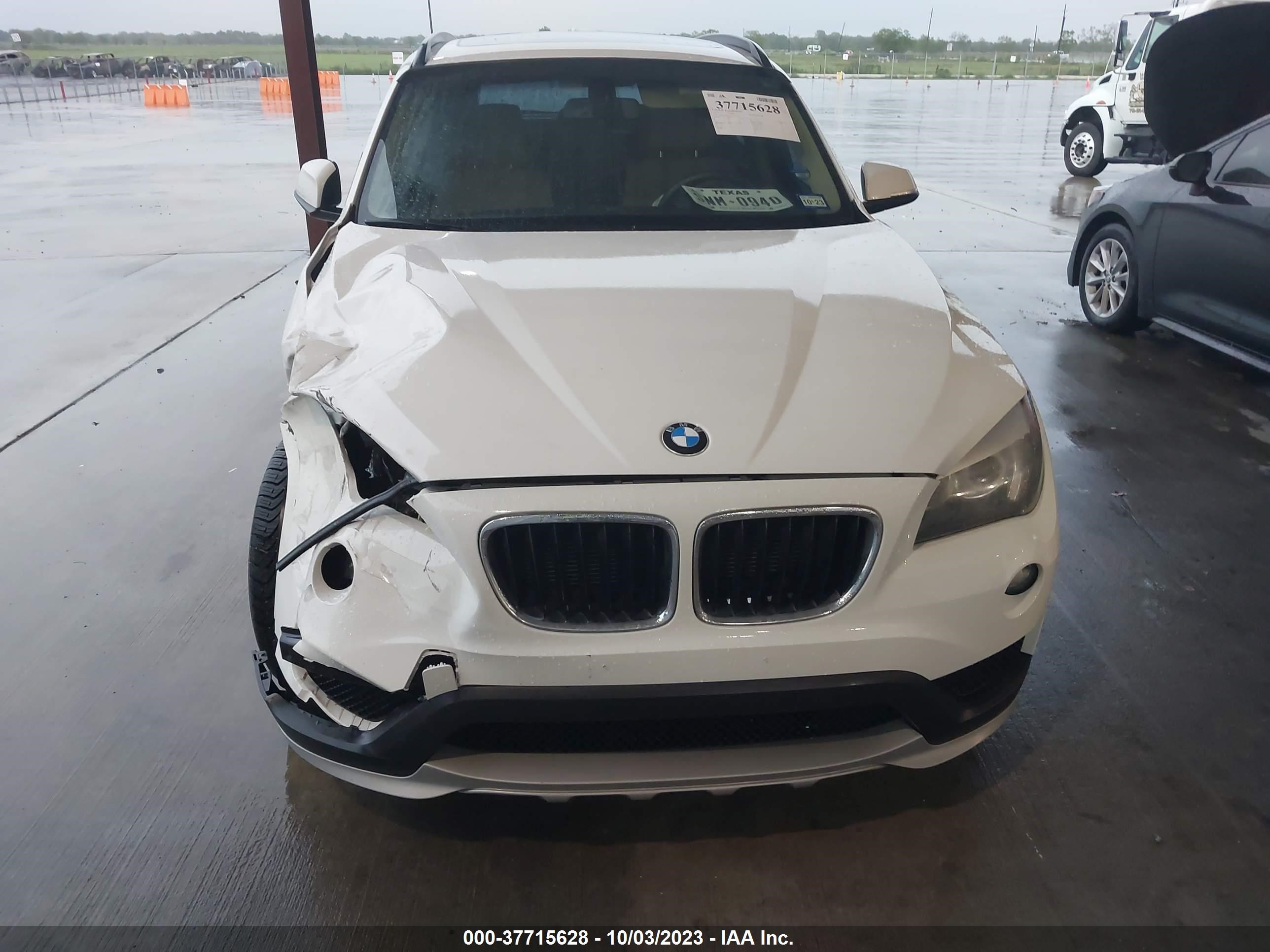 Photo 11 VIN: WBAVM1C59FV497758 - BMW X1 