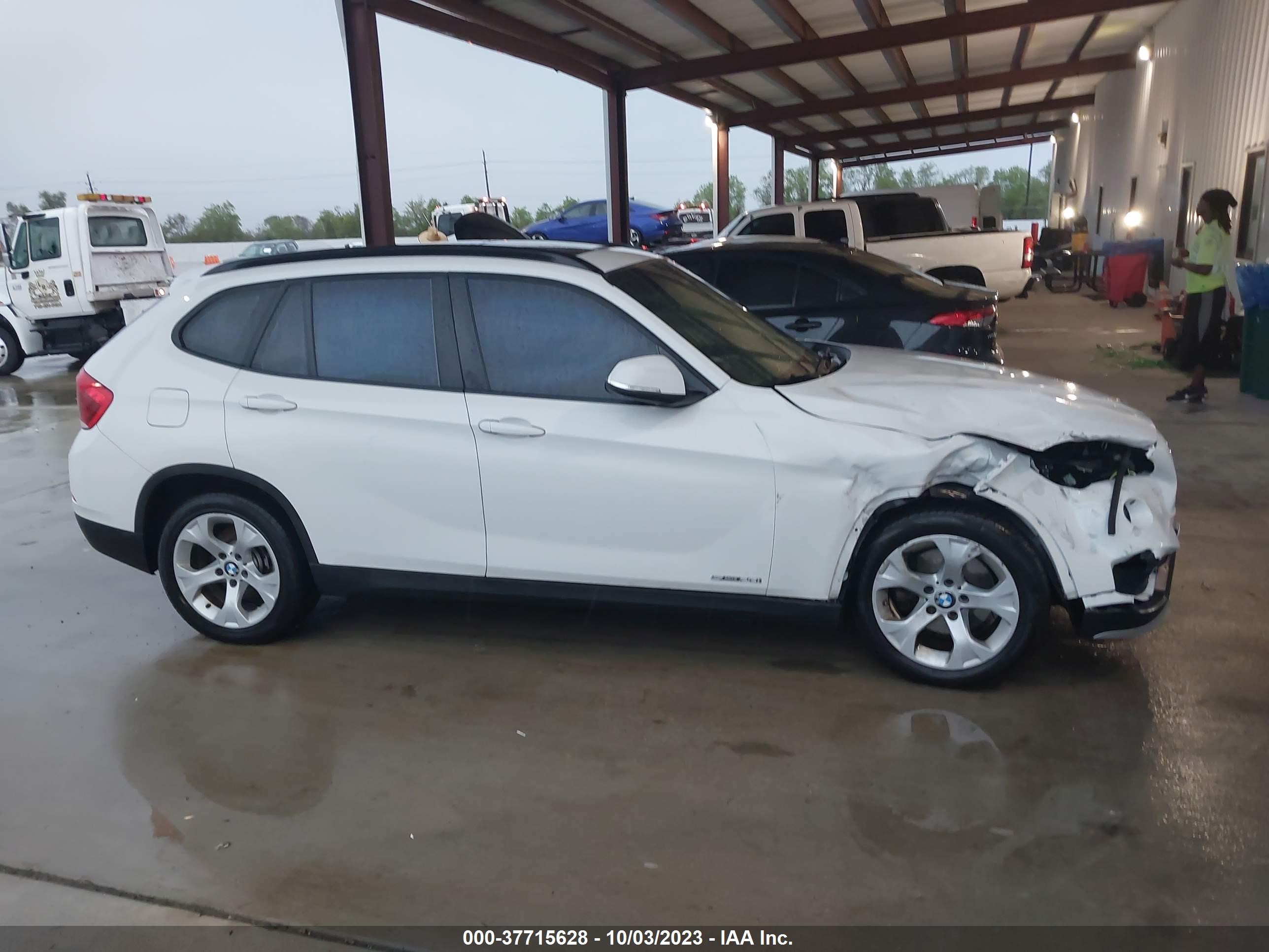 Photo 12 VIN: WBAVM1C59FV497758 - BMW X1 