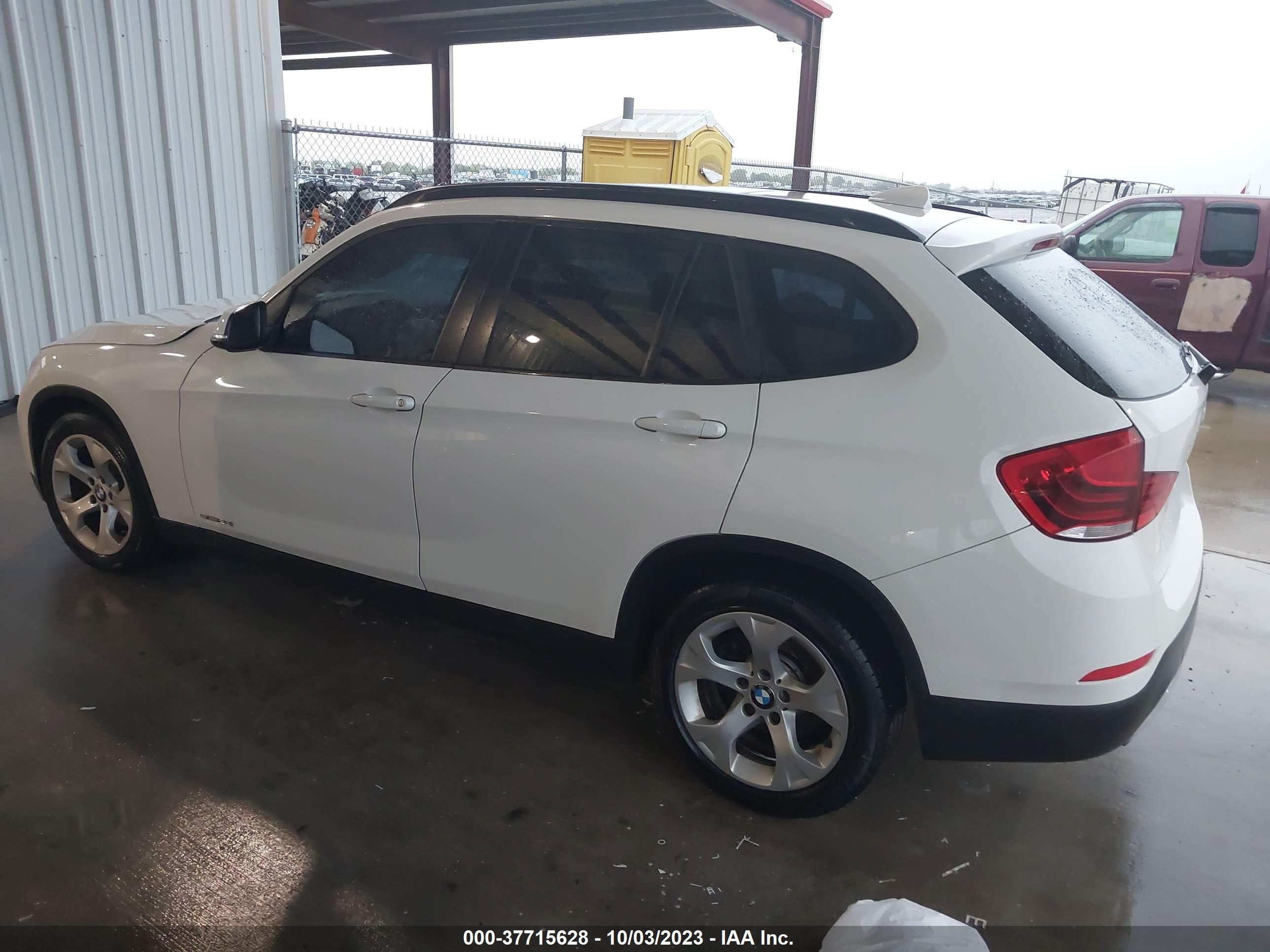 Photo 13 VIN: WBAVM1C59FV497758 - BMW X1 