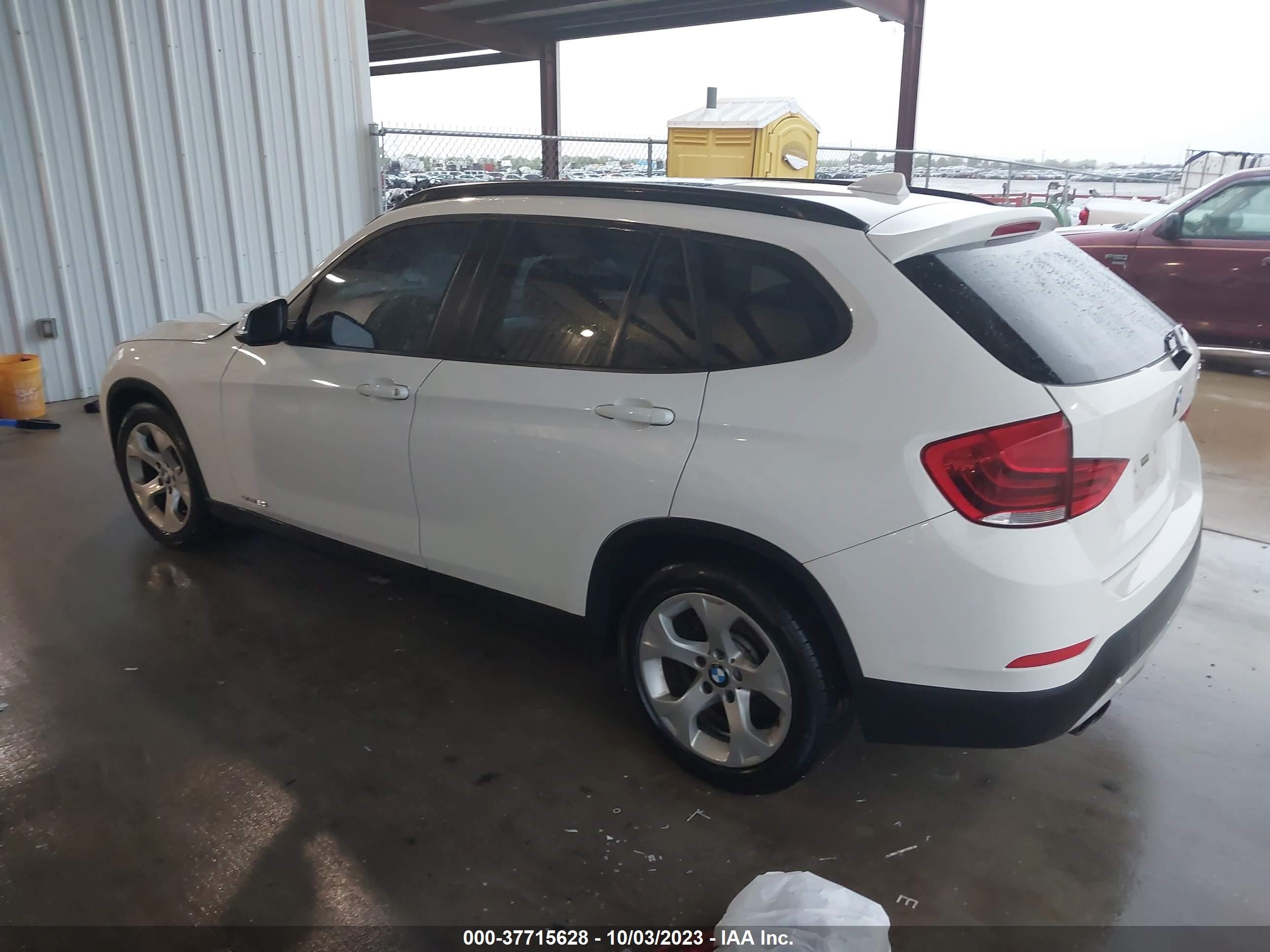 Photo 2 VIN: WBAVM1C59FV497758 - BMW X1 