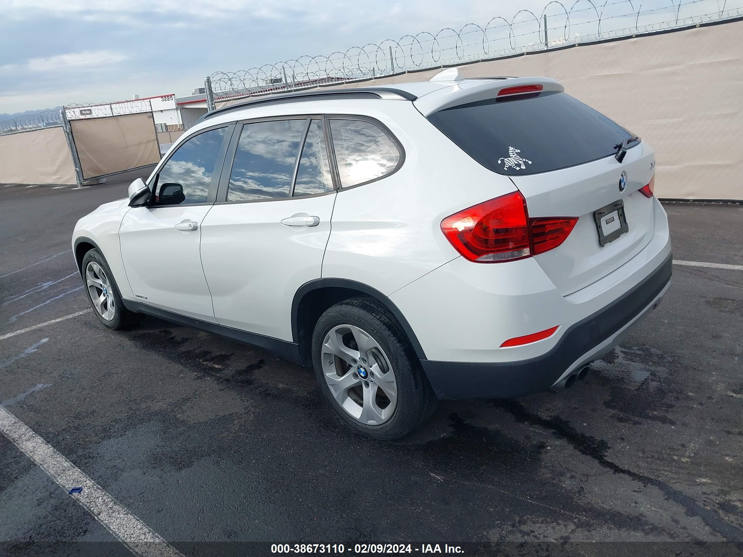 Photo 2 VIN: WBAVM1C59FVW57881 - BMW X1 