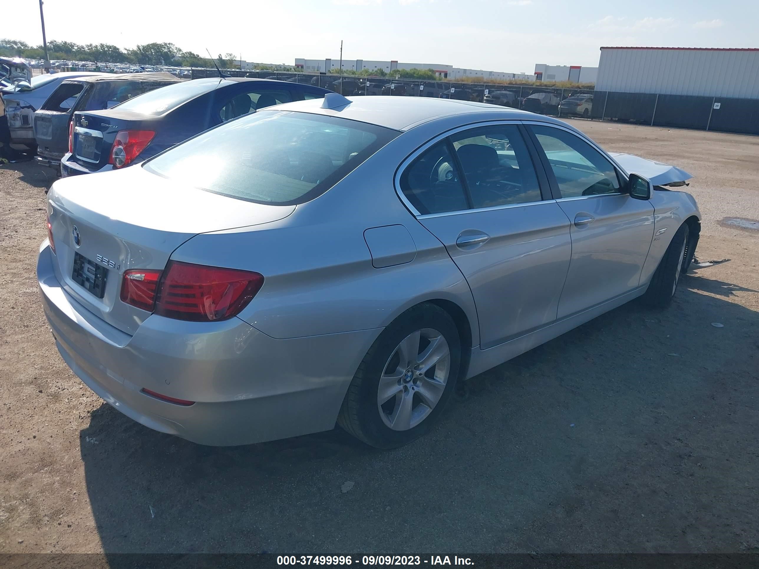 Photo 3 VIN: WBAXH5C50CDW02418 - BMW 528I 