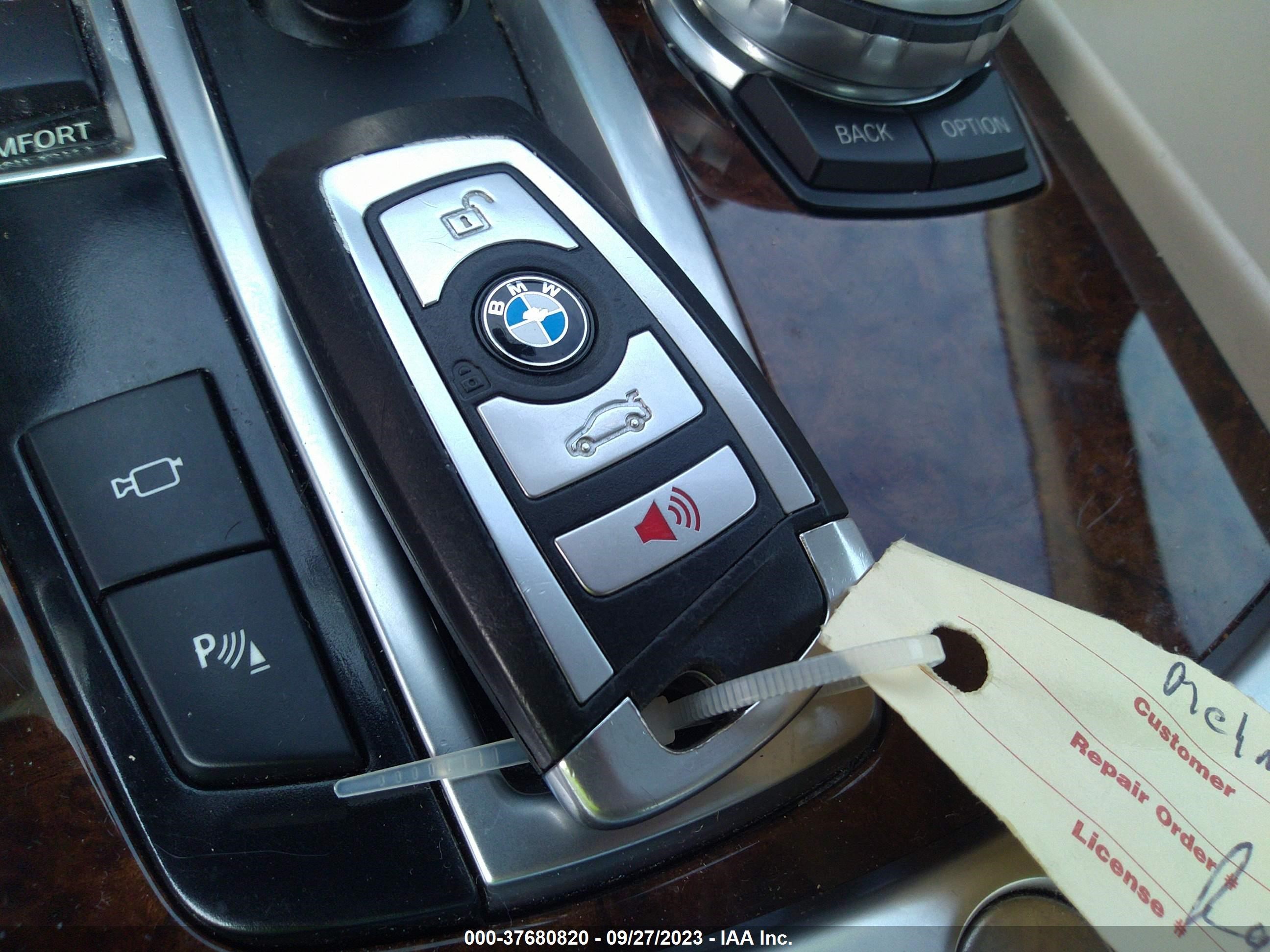 Photo 10 VIN: WBAYA6C55FGK16644 - BMW 740I 