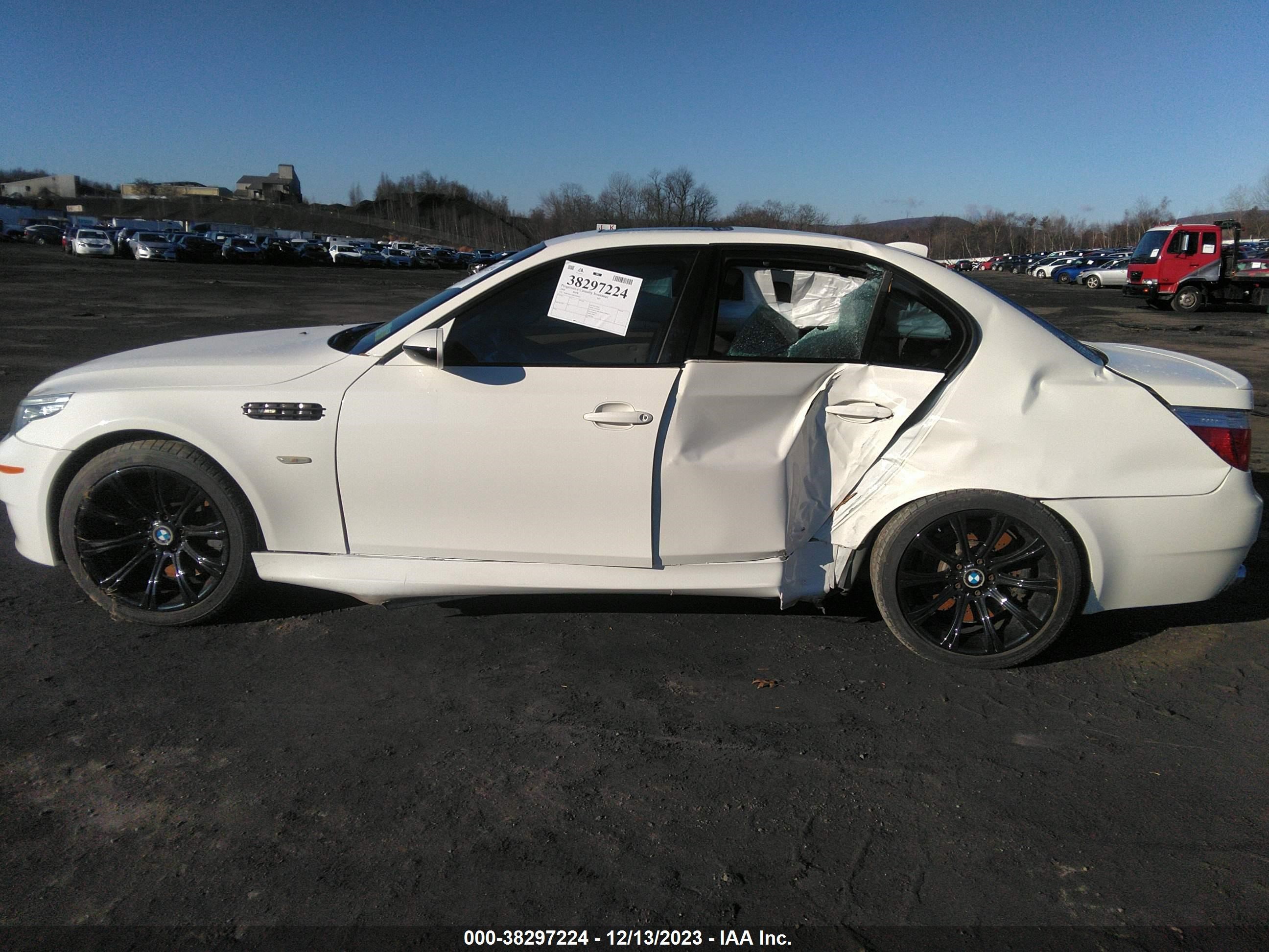 Photo 13 VIN: WBSNB93568CX09935 - BMW M5 