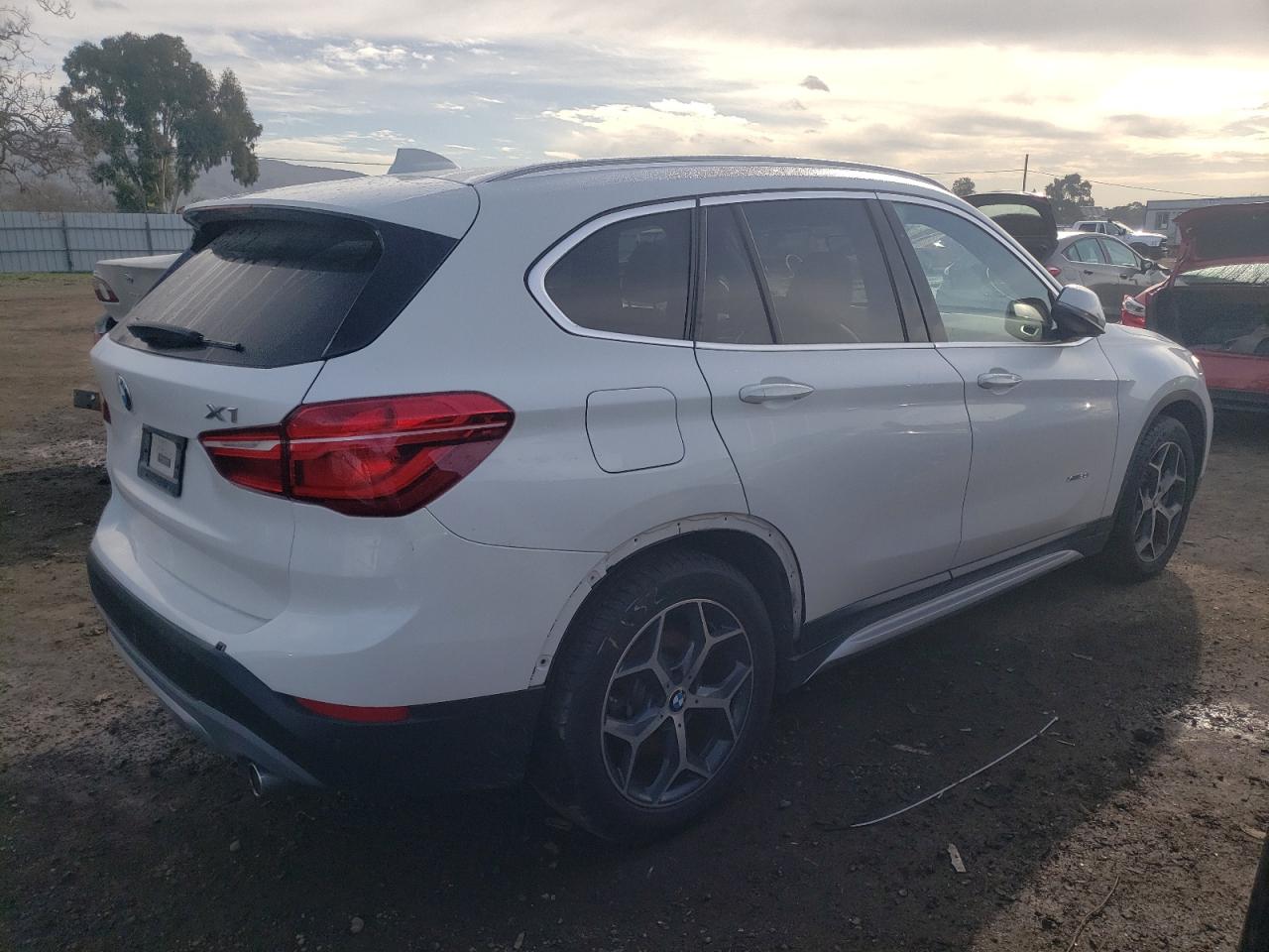 Photo 2 VIN: WBXHT3C30H5F71915 - BMW X1 