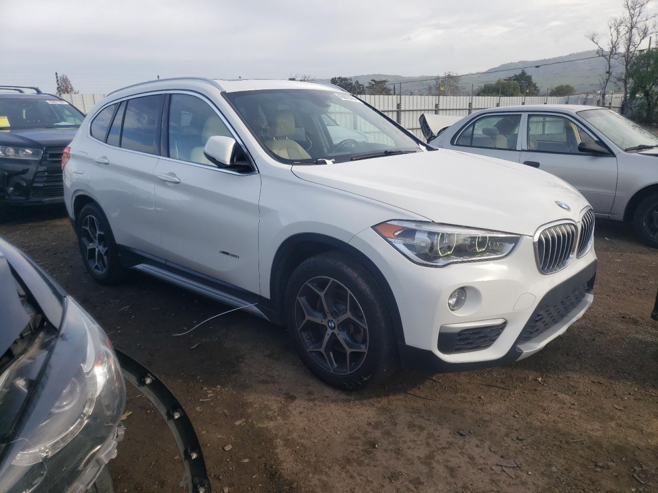 Photo 3 VIN: WBXHT3C30H5F71915 - BMW X1 