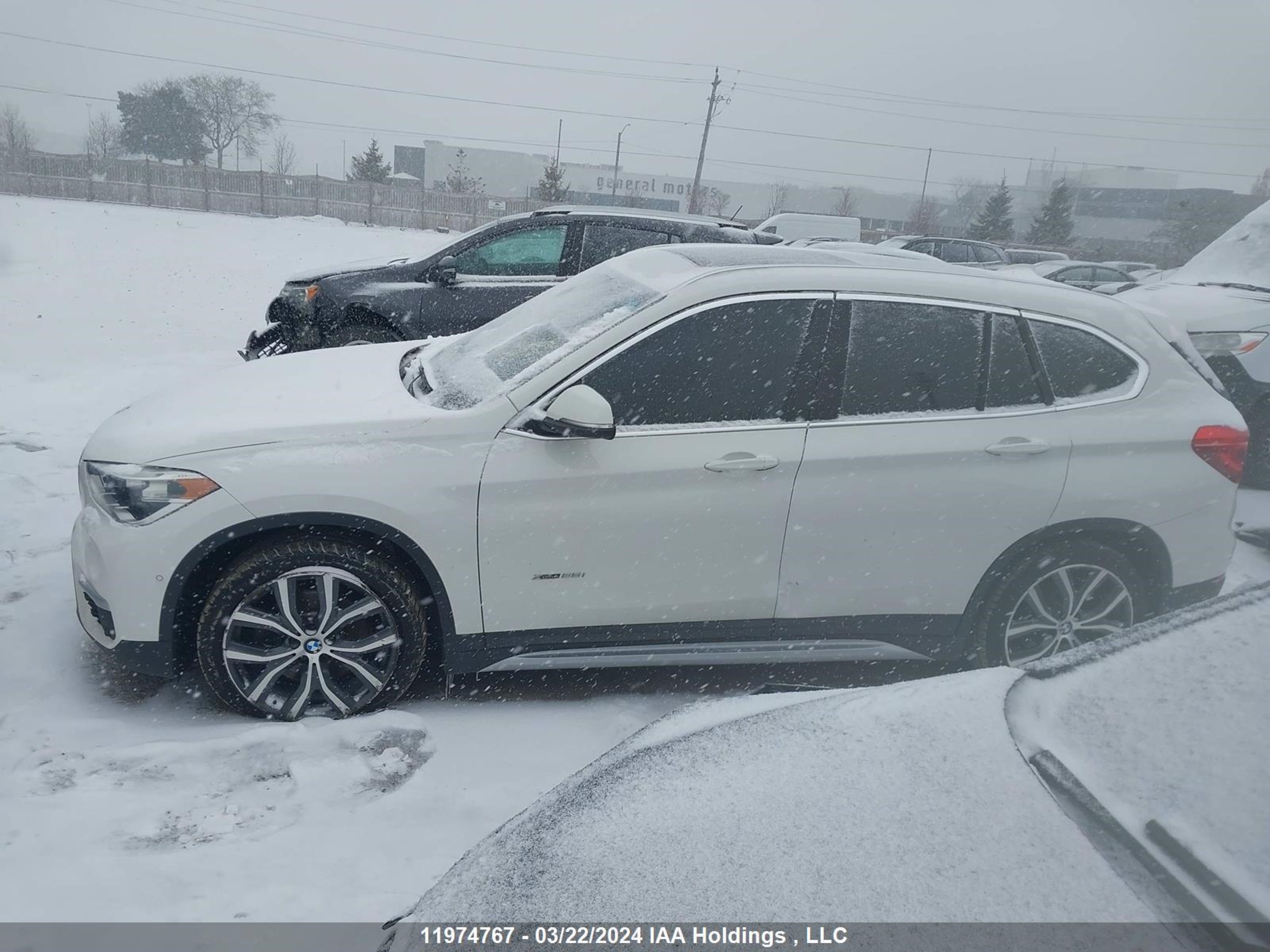 Photo 13 VIN: WBXHT3C33GP884828 - BMW X1 