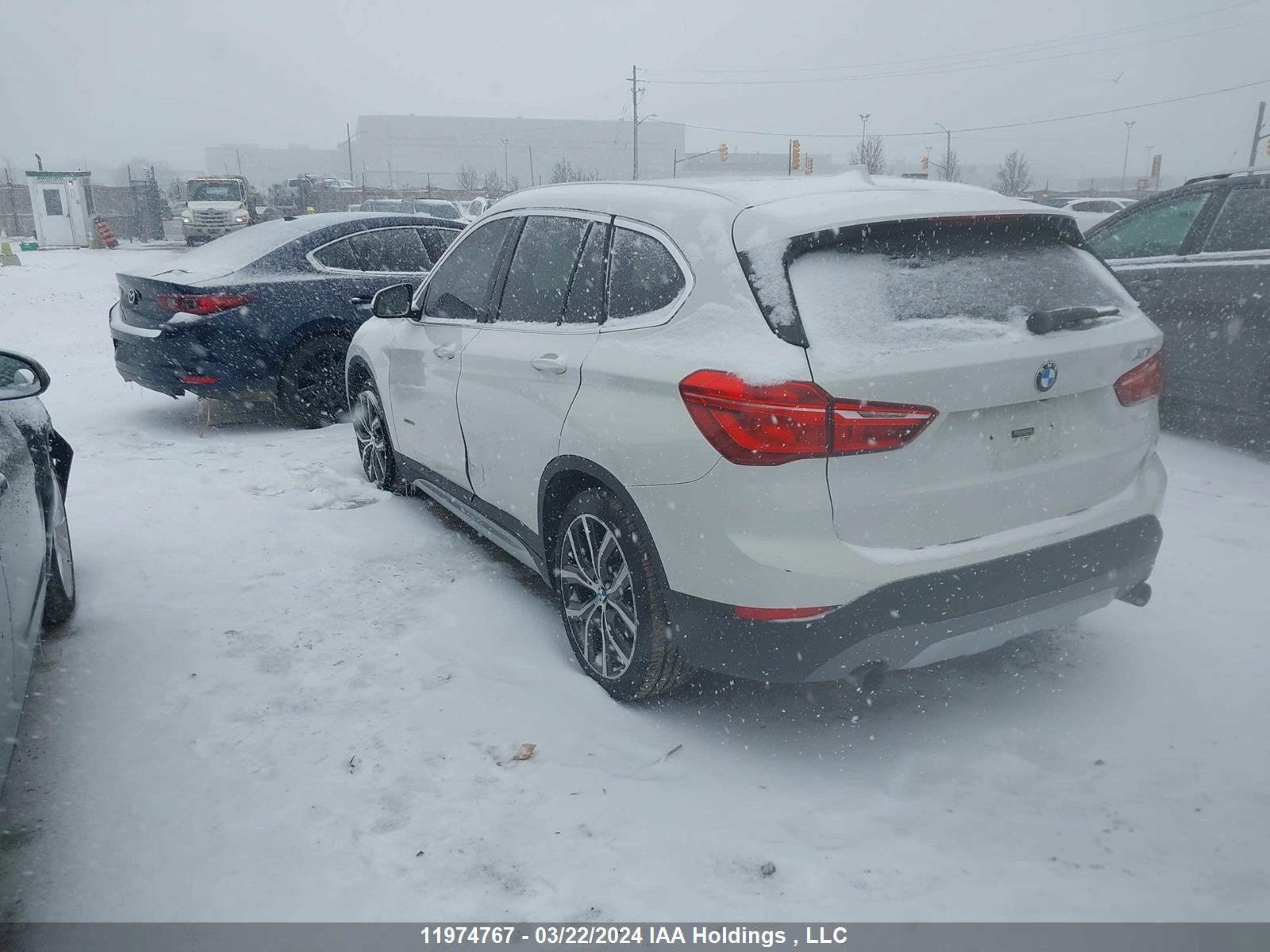 Photo 2 VIN: WBXHT3C33GP884828 - BMW X1 