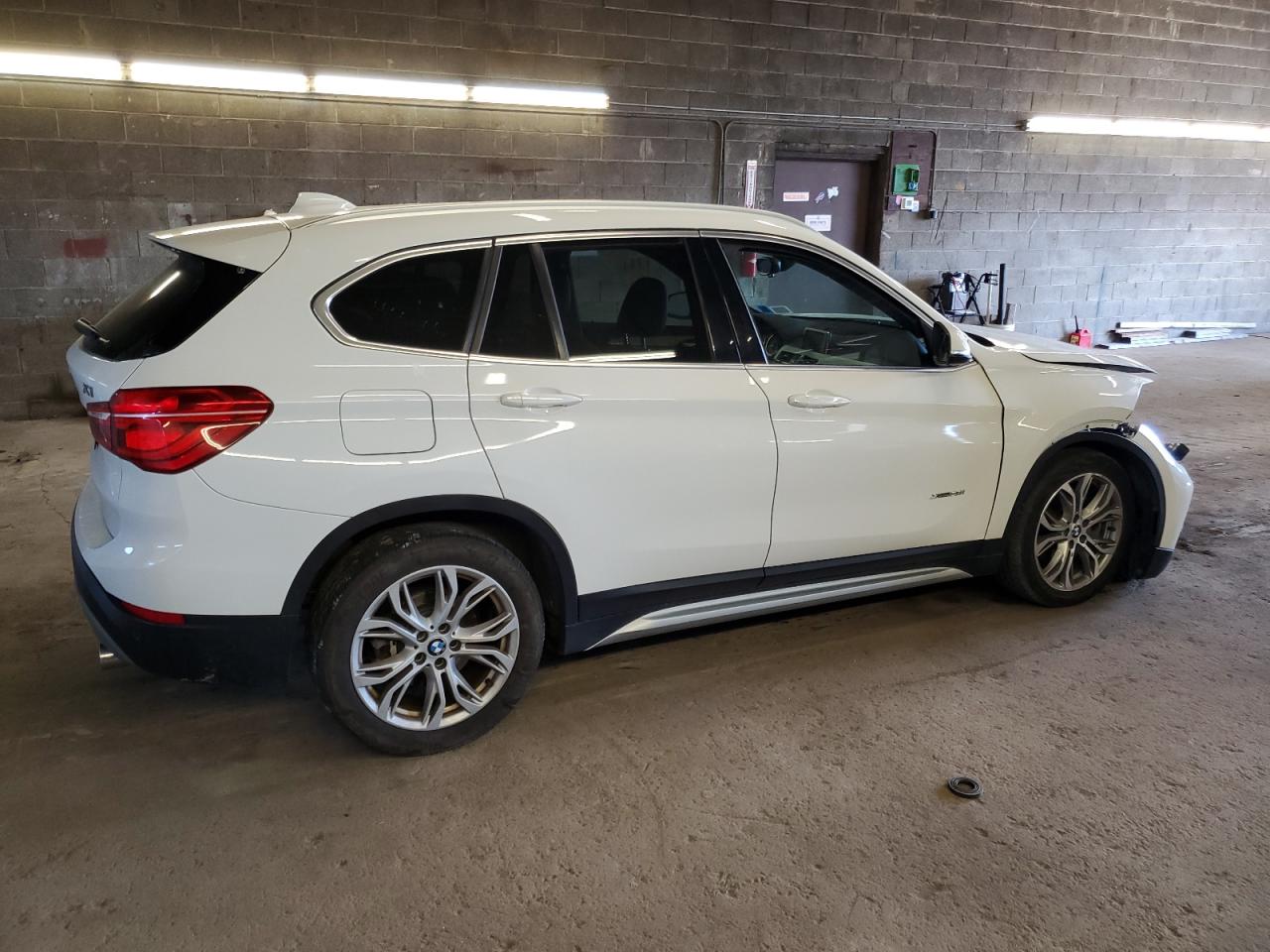 Photo 2 VIN: WBXHT3C33J5K21259 - BMW X1 