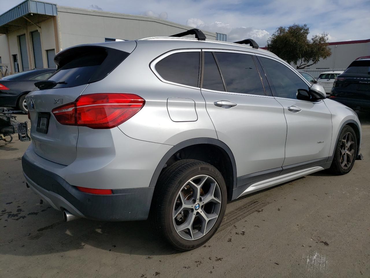 Photo 2 VIN: WBXHT3C36H5F68582 - BMW X1 