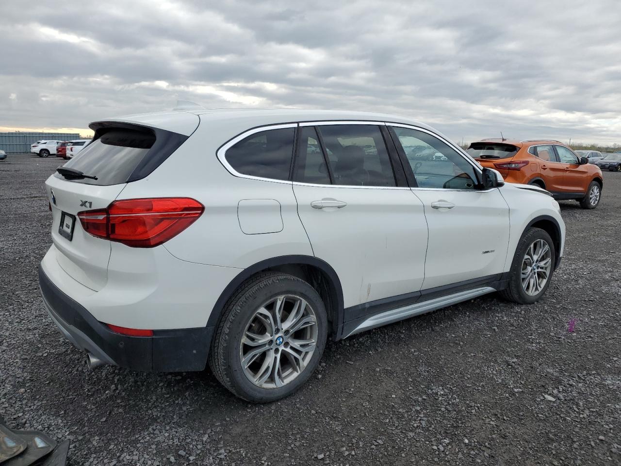 Photo 2 VIN: WBXHT3C36J5K22244 - BMW X1 