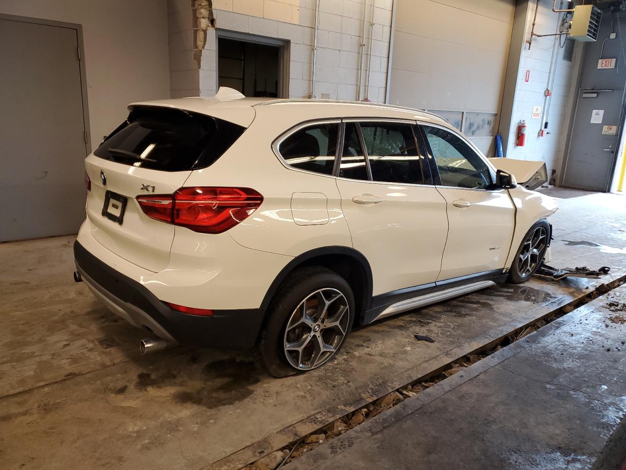 Photo 2 VIN: WBXHT3C37J5K29591 - BMW X1 