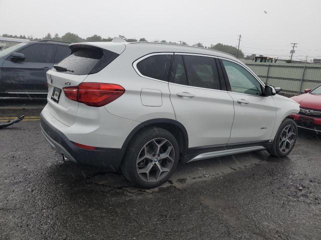 Photo 2 VIN: WBXHT3C3XH5F82033 - BMW X1 