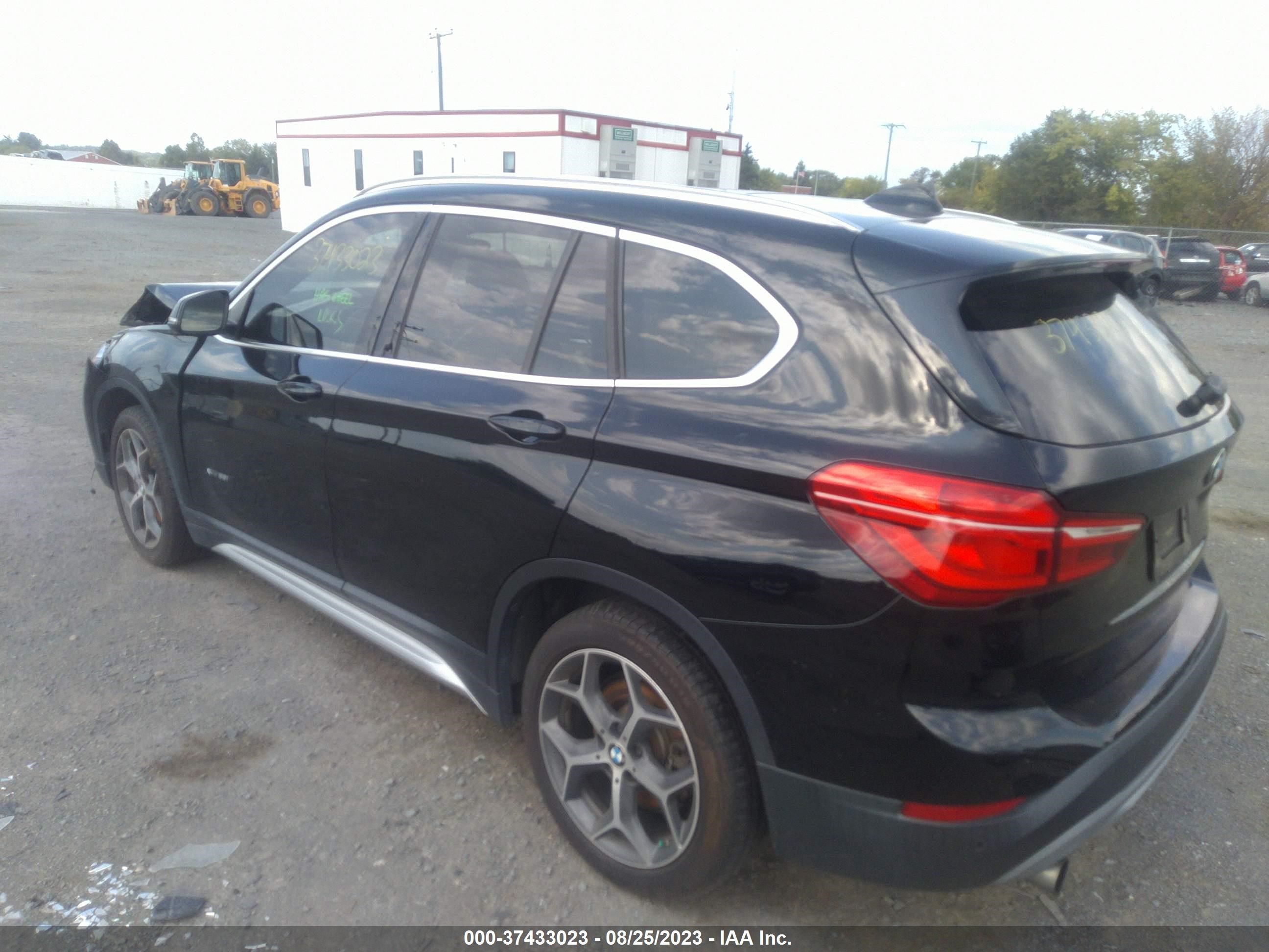 Photo 2 VIN: WBXHT3Z38H4A55461 - BMW X1 