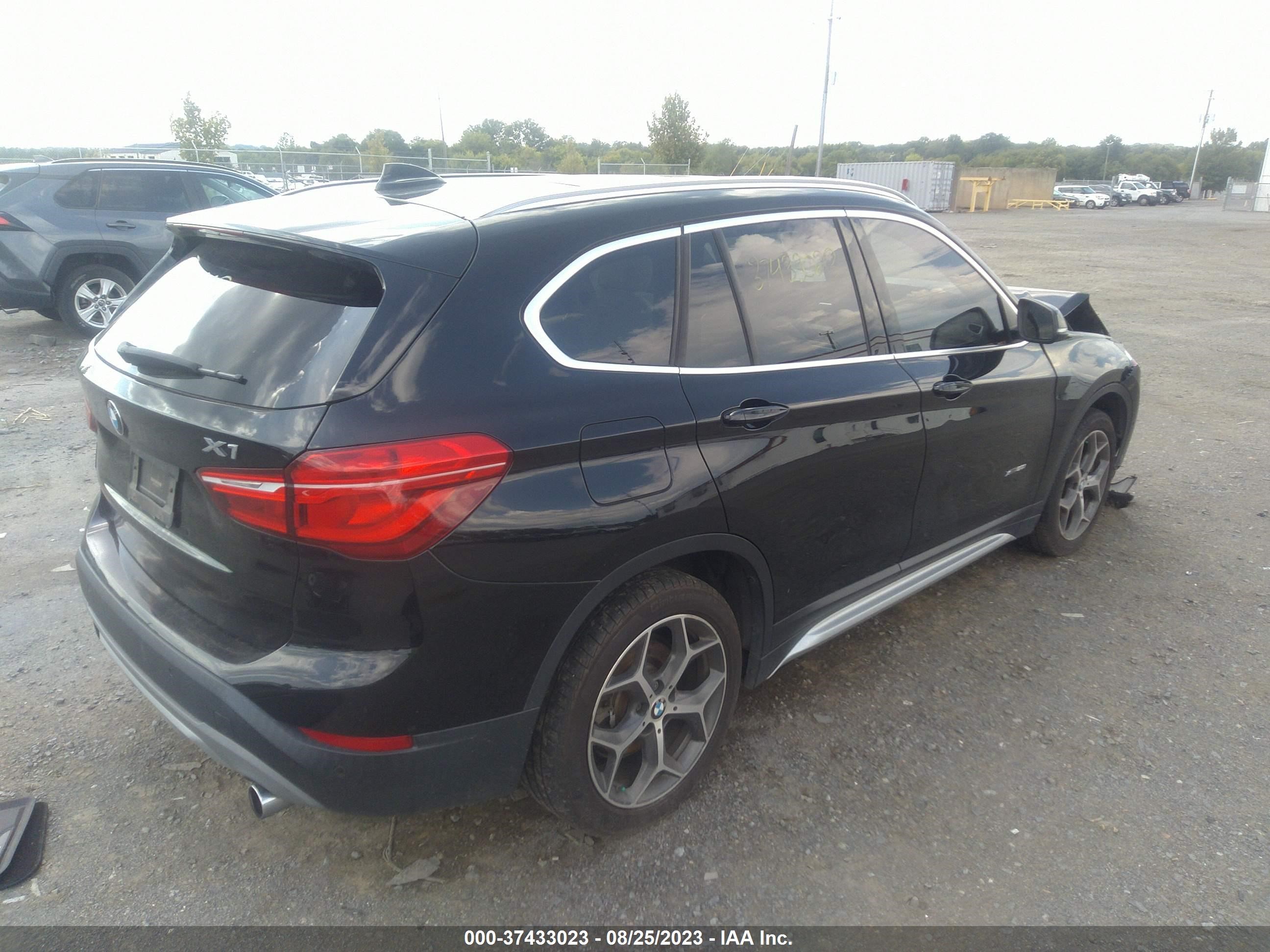 Photo 3 VIN: WBXHT3Z38H4A55461 - BMW X1 