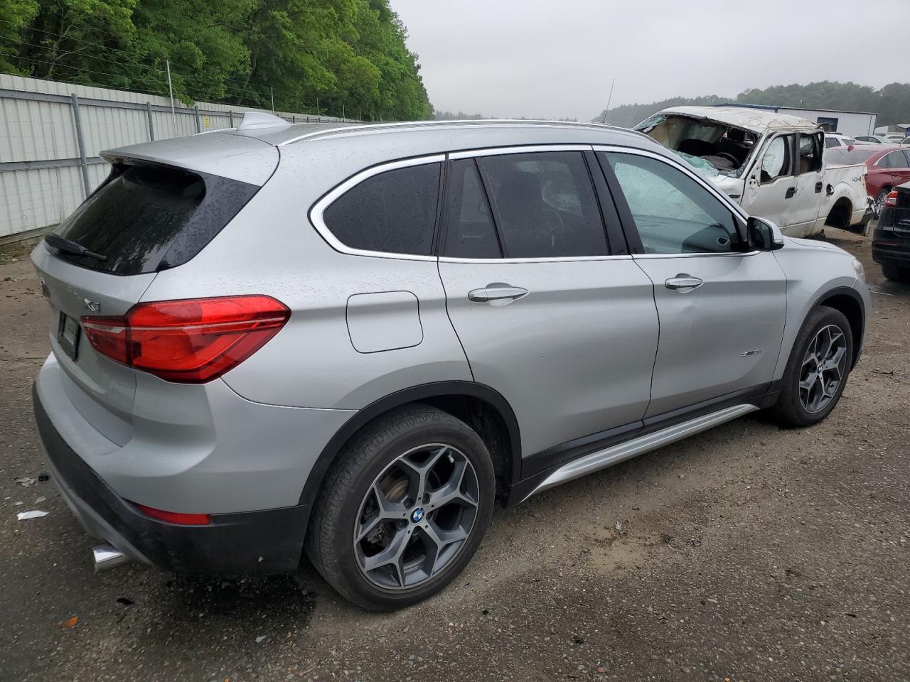 Photo 2 VIN: WBXHU7C32H5D71607 - BMW X1 