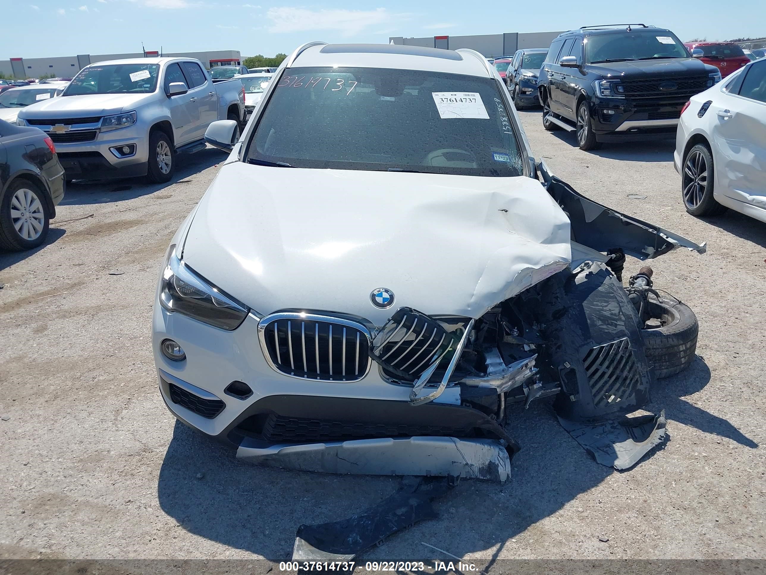 Photo 11 VIN: WBXHU7C37J3H43525 - BMW X1 