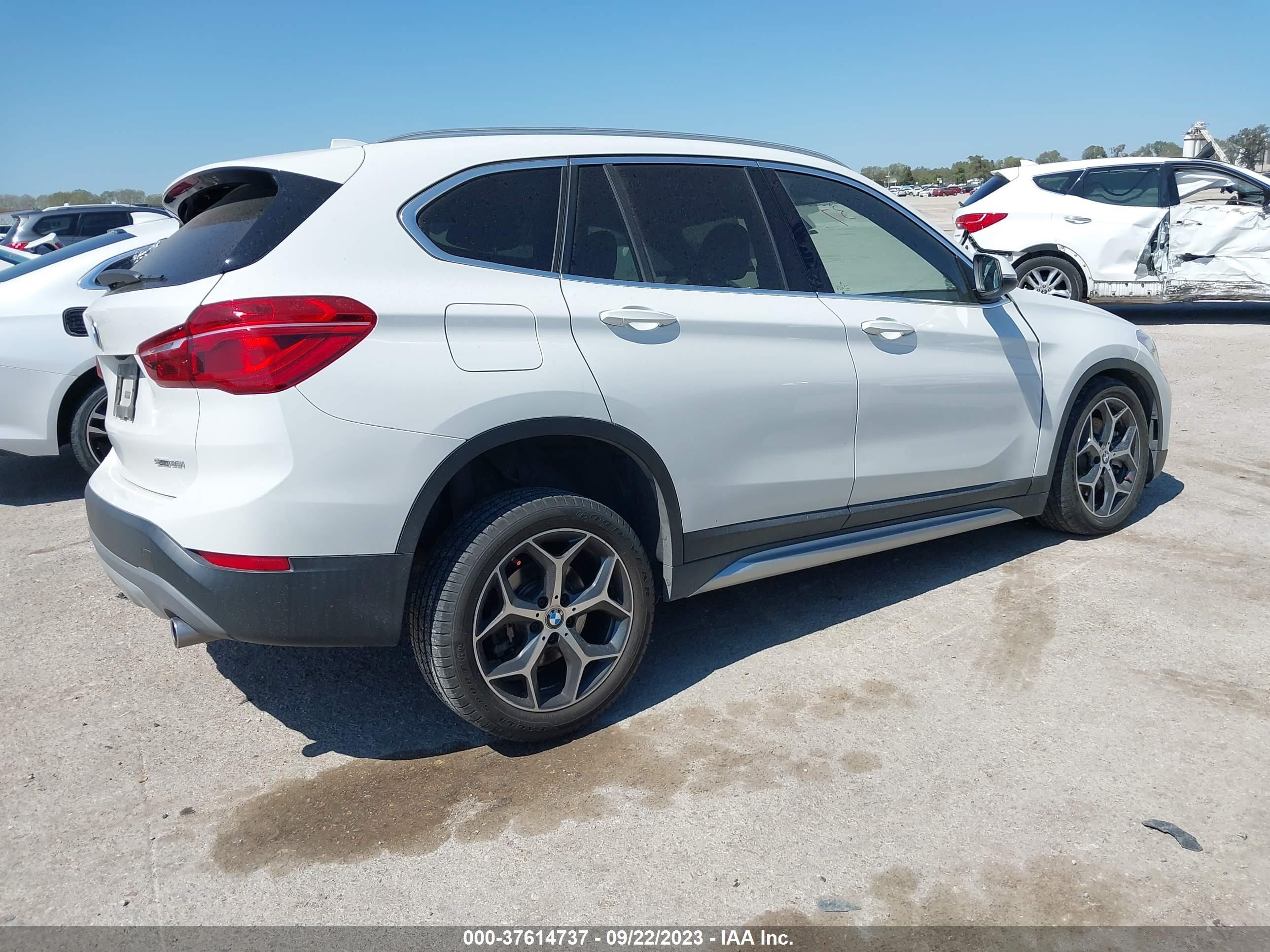 Photo 3 VIN: WBXHU7C37J3H43525 - BMW X1 