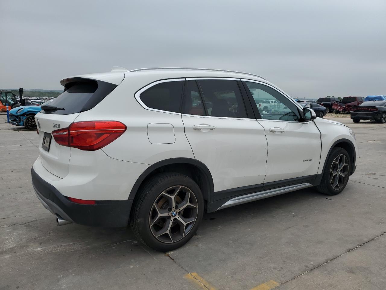 Photo 2 VIN: WBXHU7C37J5H44923 - BMW X1 