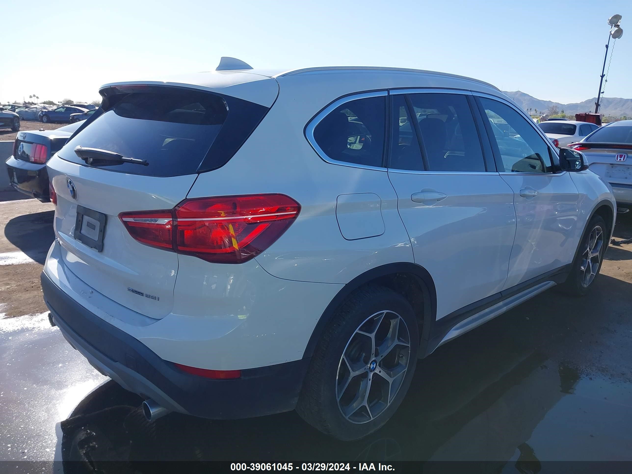 Photo 3 VIN: WBXHU7C38J5L06845 - BMW X1 