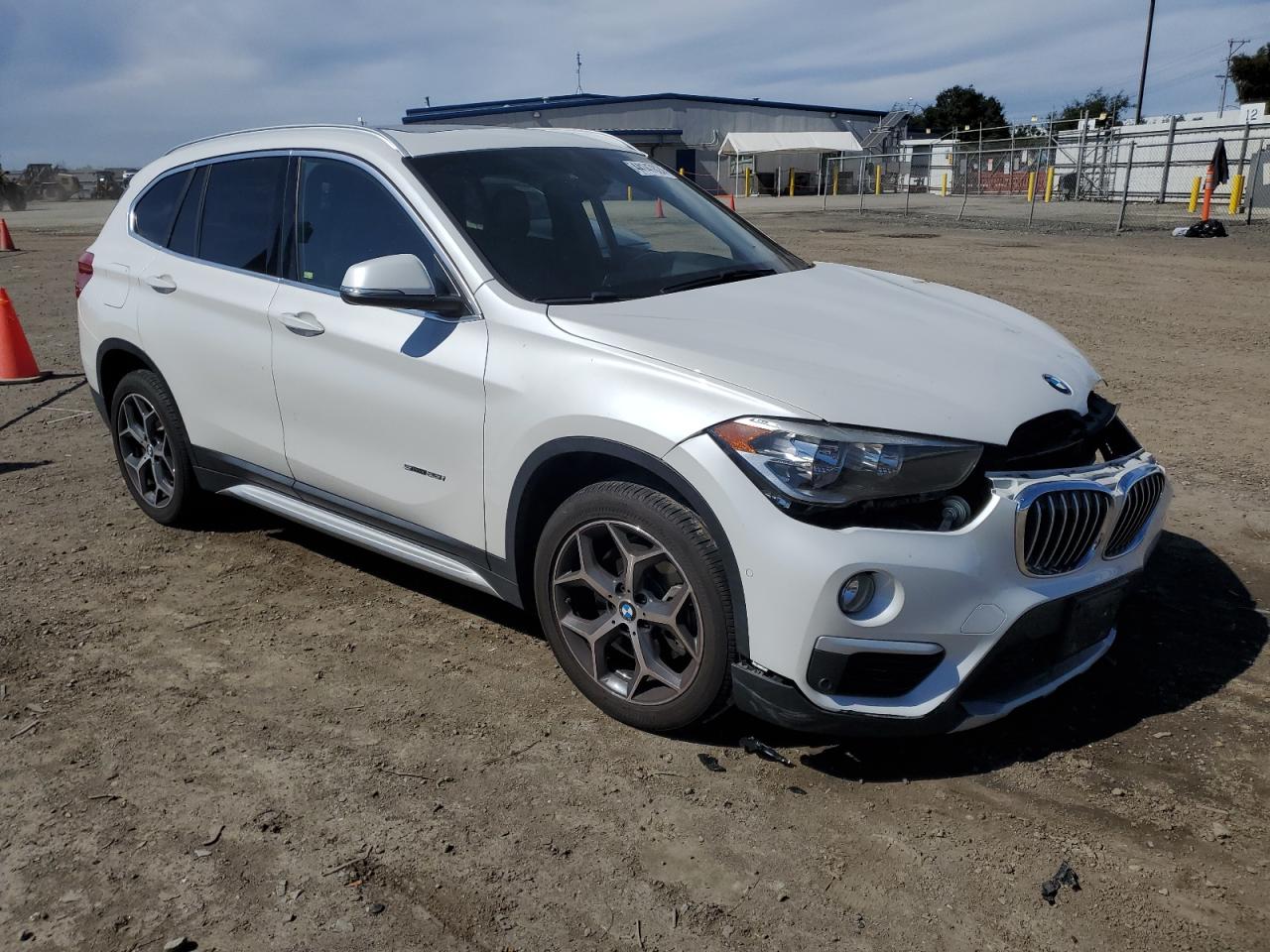 Photo 3 VIN: WBXHU7C3XH5H34185 - BMW X1 