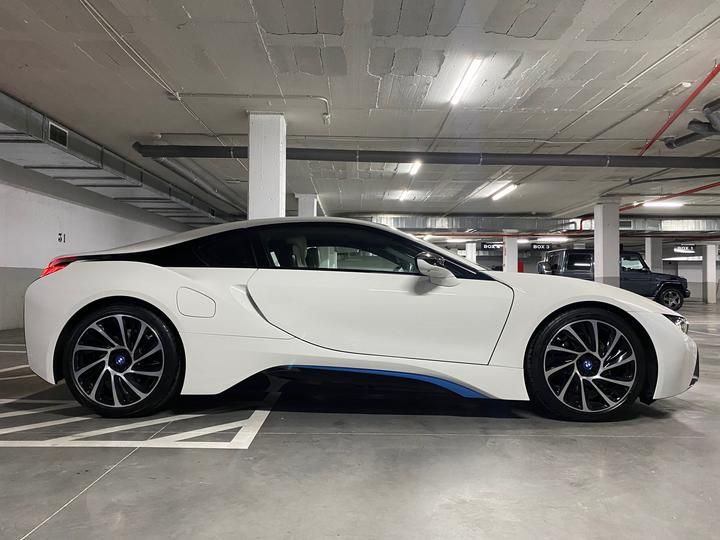 Photo 2 VIN: WBY2Z21000V345149 - BMW I8 PERFORMANCE SPORTS CAR 