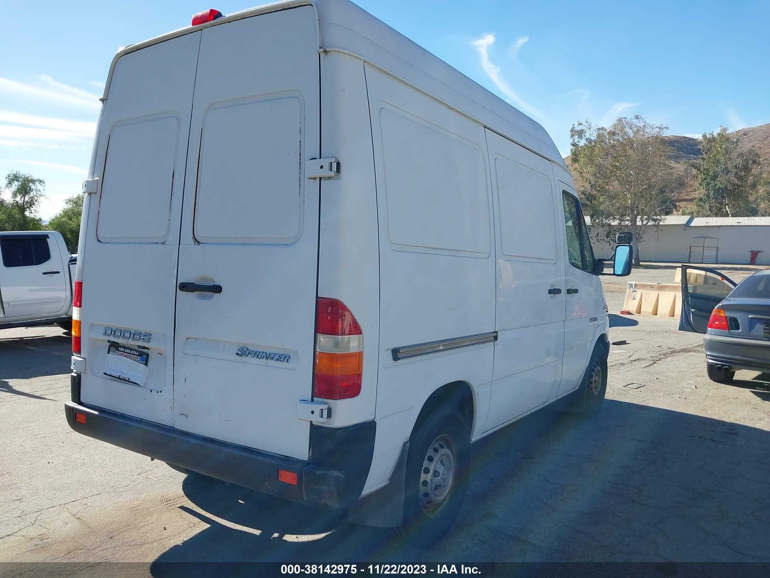 Photo 3 VIN: WD2PD144055770360 - DODGE RAM-VAN 