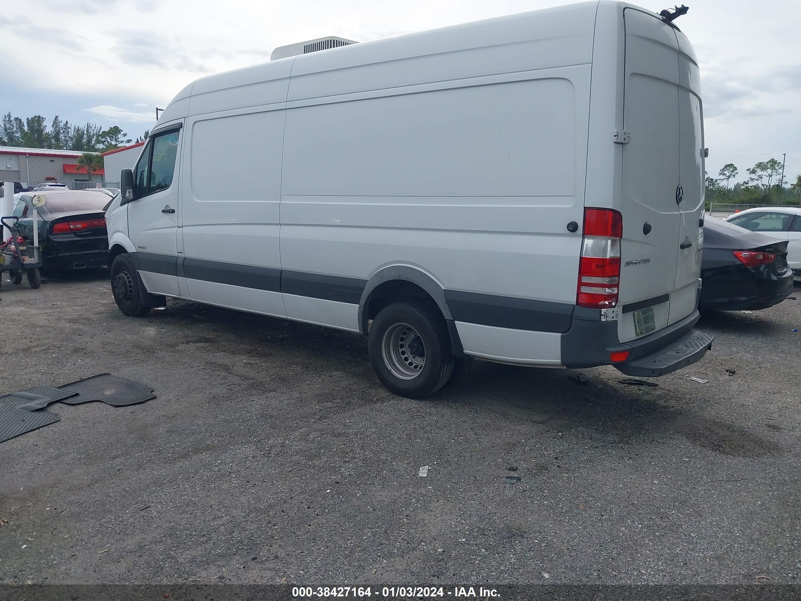 Photo 2 VIN: WD3PF4CC8E5873543 - MERCEDES-BENZ SPRINTER 