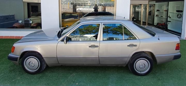 Photo 2 VIN: WDB1240301B459696 - MERCEDES-BENZ 300 E SALOON 