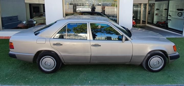 Photo 3 VIN: WDB1240301B459696 - MERCEDES-BENZ 300 E SALOON 