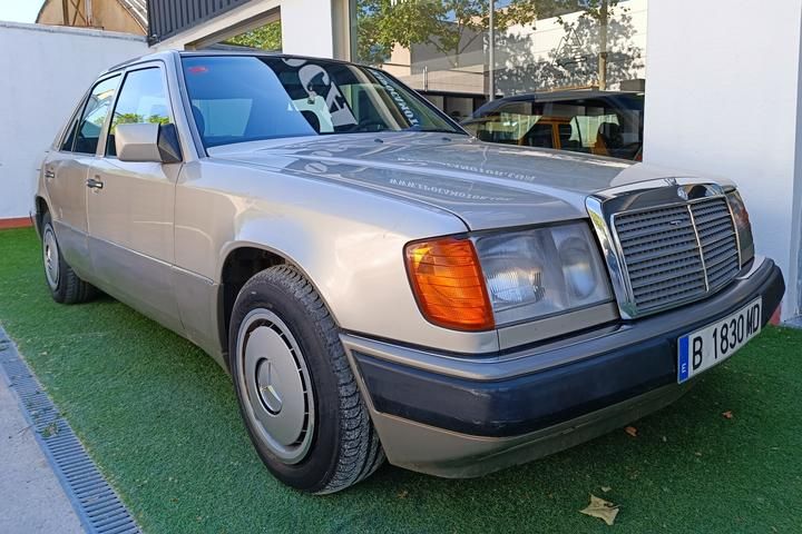 Photo 5 VIN: WDB1240301B459696 - MERCEDES-BENZ 300 E SALOON 