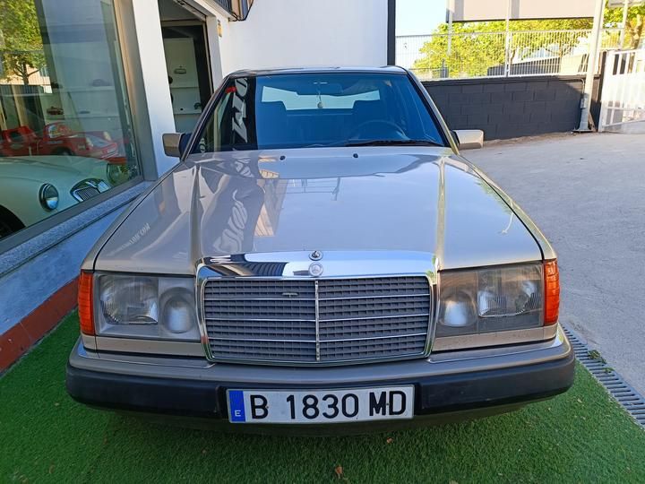 Photo 7 VIN: WDB1240301B459696 - MERCEDES-BENZ 300 E SALOON 