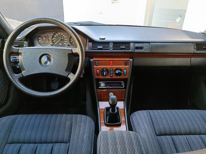 Photo 8 VIN: WDB1240301B459696 - MERCEDES-BENZ 300 E SALOON 