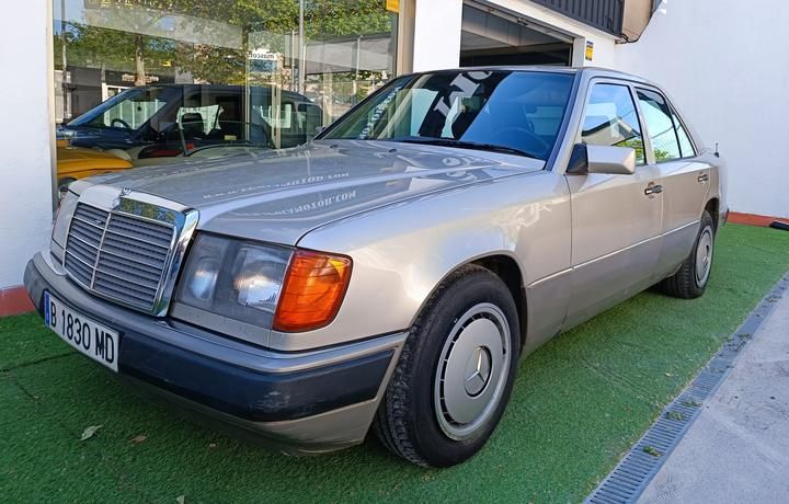 Photo 0 VIN: WDB1240301B459696 - MERCEDES-BENZ 300 E SALOON 