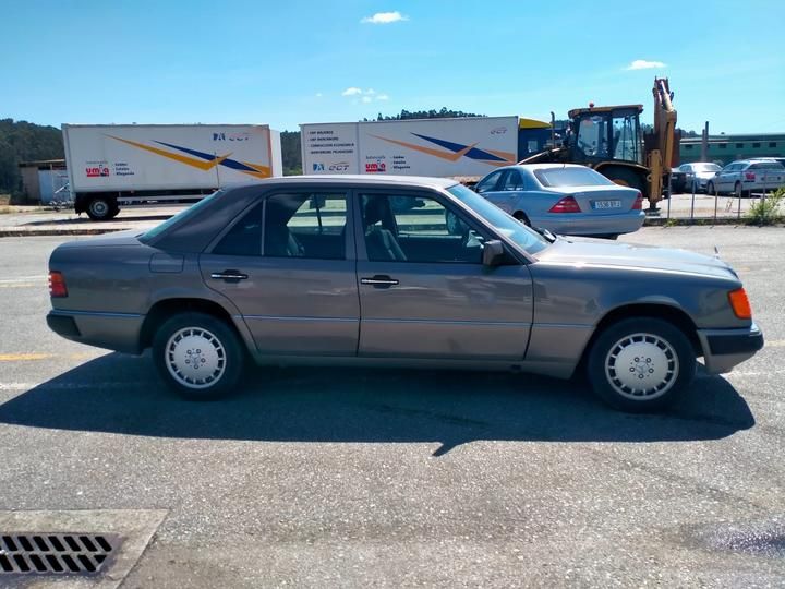 Photo 2 VIN: WDB1242301B322783 - MERCEDES-BENZ E300 W124 