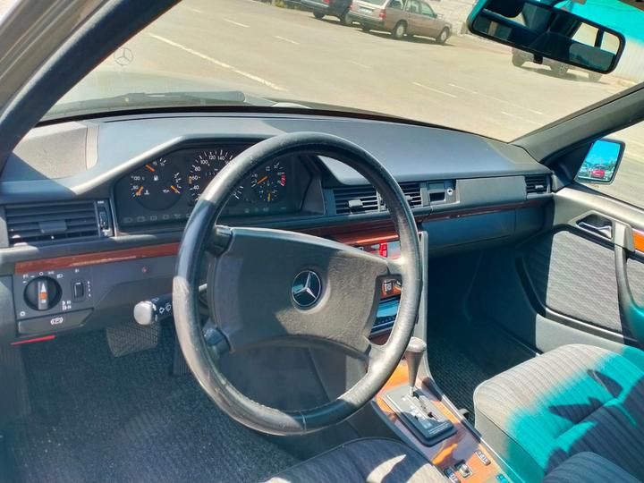 Photo 4 VIN: WDB1242301B322783 - MERCEDES-BENZ E300 W124 