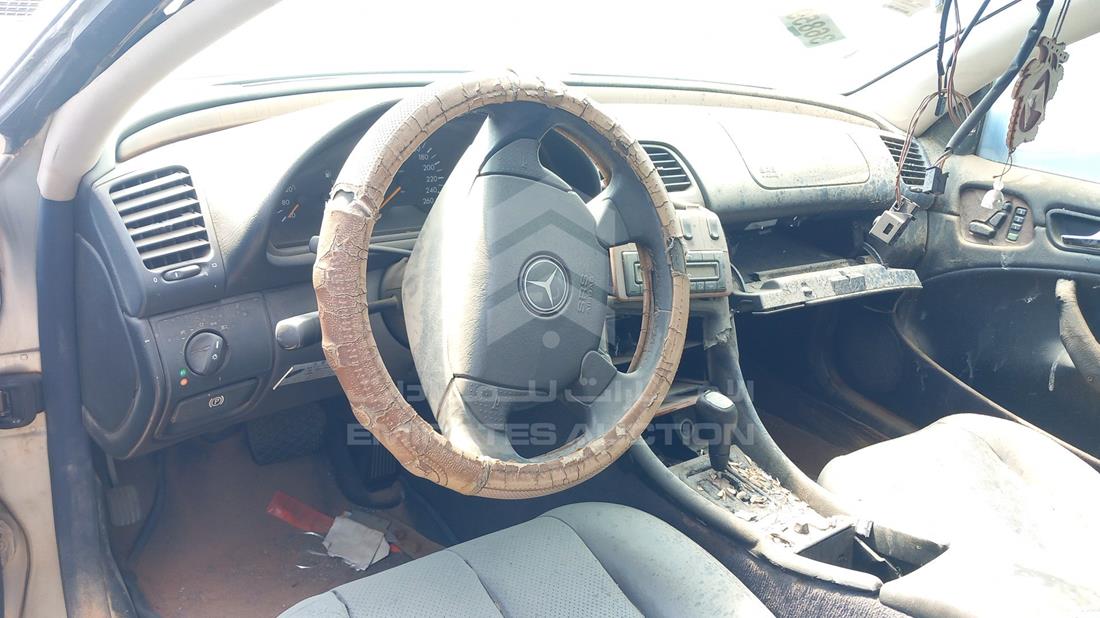 Photo 6 VIN: WDB2083651F050520 - MERCEDES CLK320 