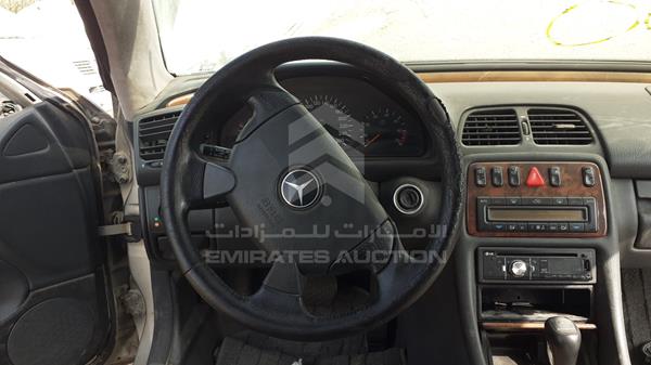 Photo 11 VIN: WDB2083651F072123 - MERCEDES-BENZ CLK320 