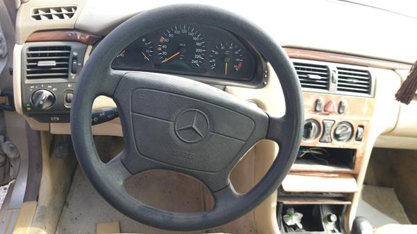 Photo 12 VIN: WDB2100371A353760 - MERCEDES-BENZ E200 