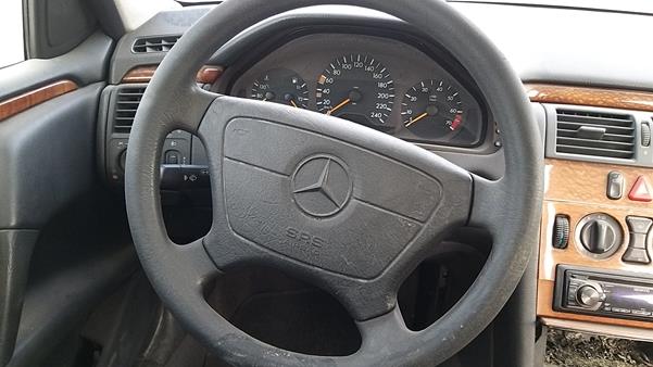 Photo 12 VIN: WDB2100611A748383 - MERCEDES-BENZ E320 