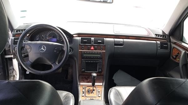 Photo 16 VIN: WDB2100821X031877 - MERCEDES-BENZ E320 