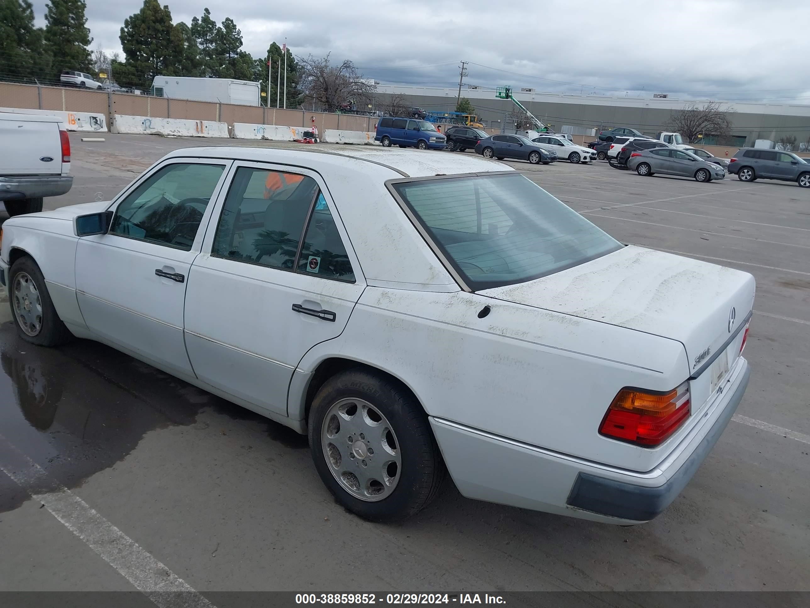 Photo 2 VIN: WDBEA30D4NB560606 - MERCEDES-BENZ NULL 