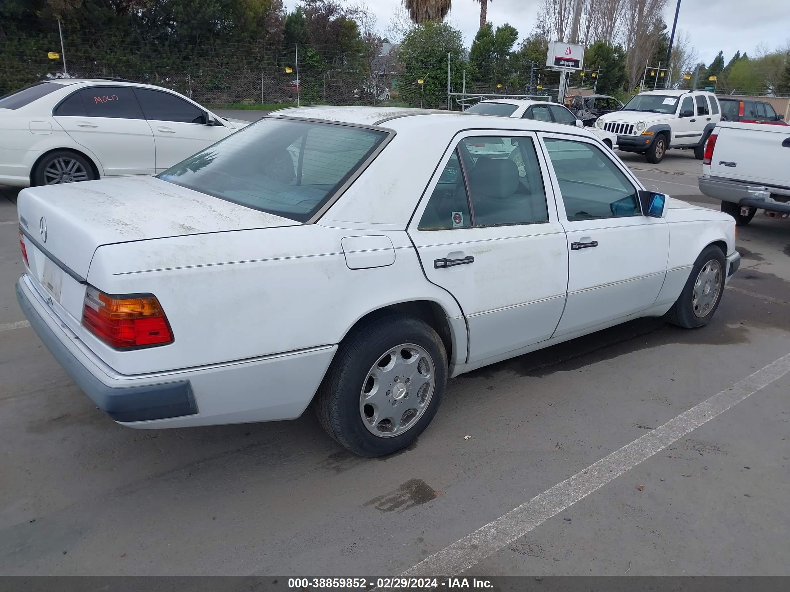 Photo 3 VIN: WDBEA30D4NB560606 - MERCEDES-BENZ NULL 