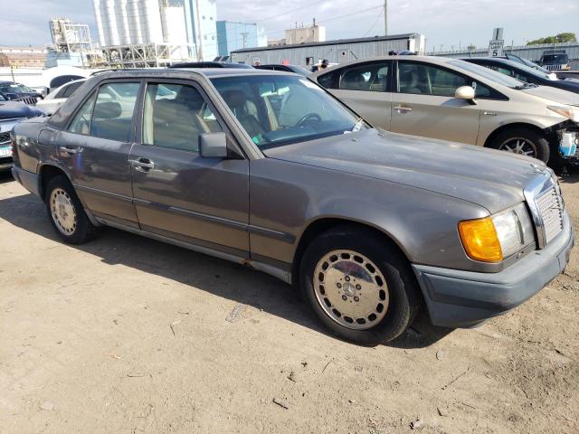 Photo 3 VIN: WDBEA30D6HA403136 - MERCEDES-BENZ 300 E 