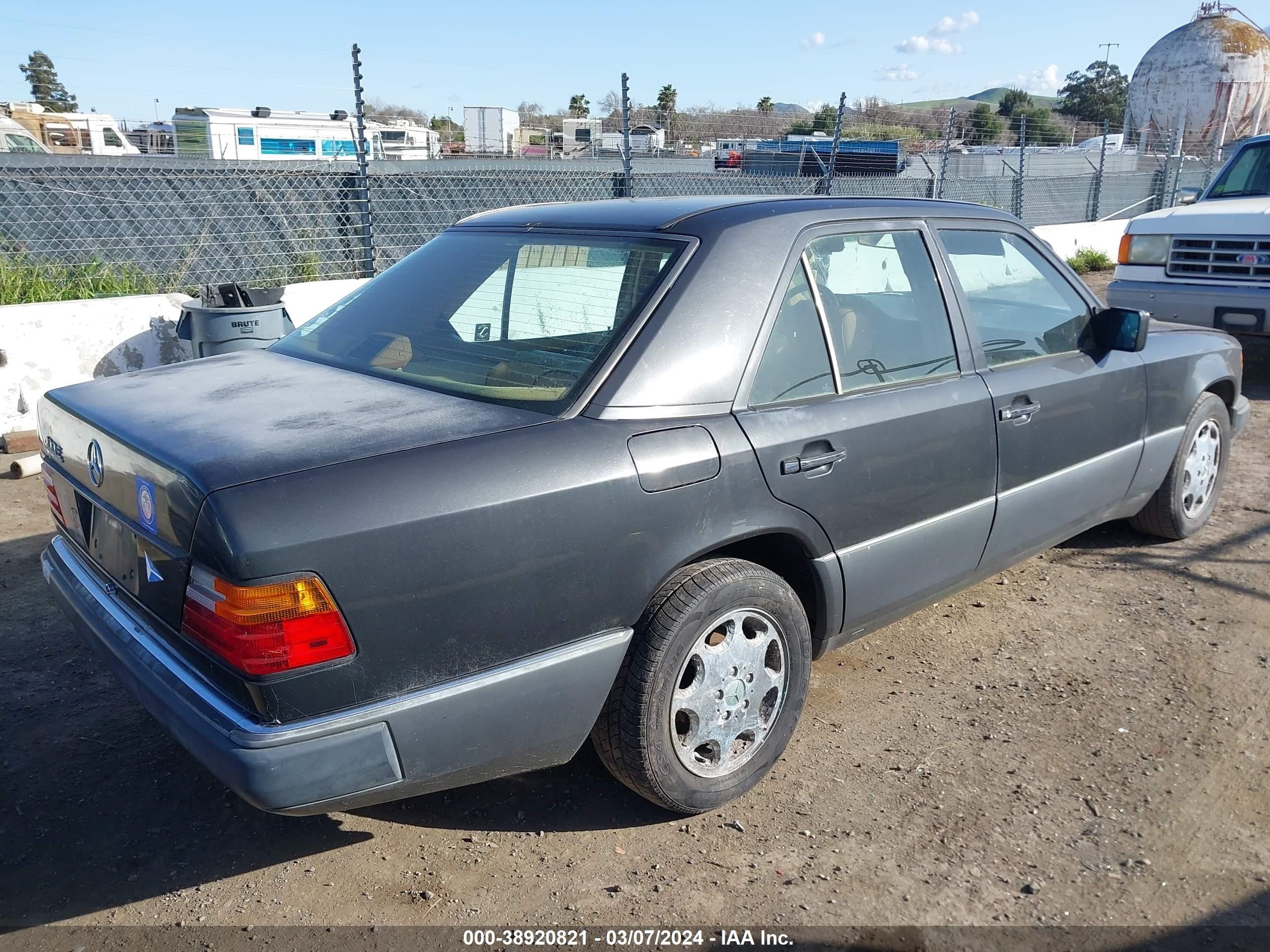 Photo 3 VIN: WDBEA34E8NB746622 - MERCEDES-BENZ NULL 